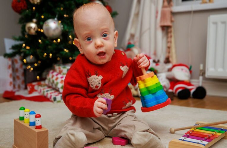 Bebé prematuro que supera todos los pronósticos para la cena de Navidad en casa