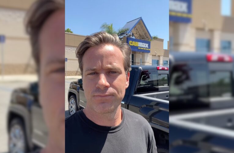 Armie Hammer dice que vende su camioneta porque ya no puede transportar gasolina