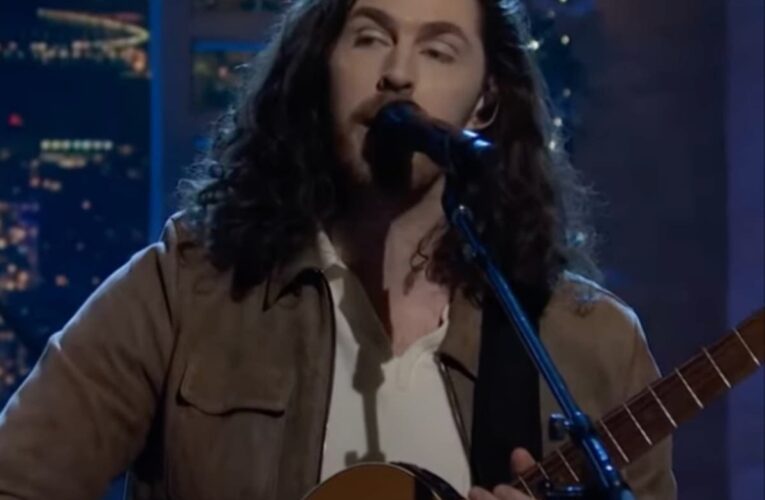 Hozier elogiado por su ‘impresionante’ portada de la leyenda de Nueva York en SNL
