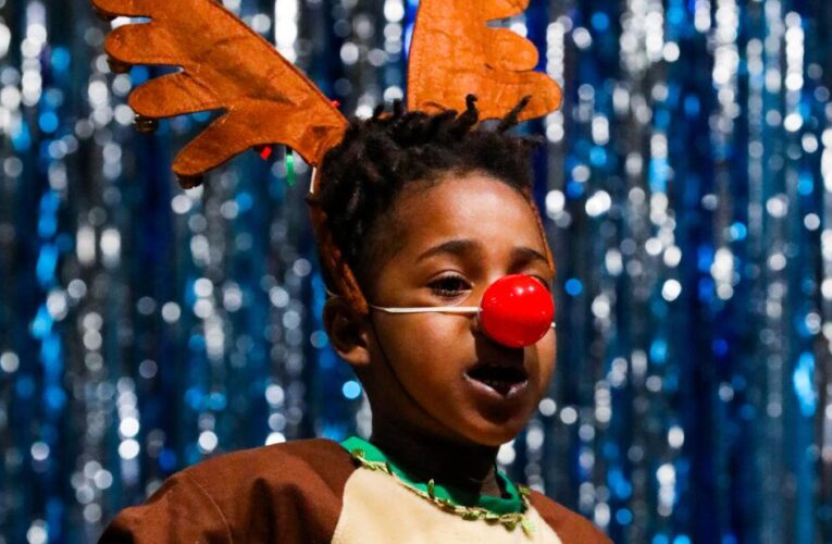 Los estudiantes de TG Givens remezclan el clásico navideño | la noticia