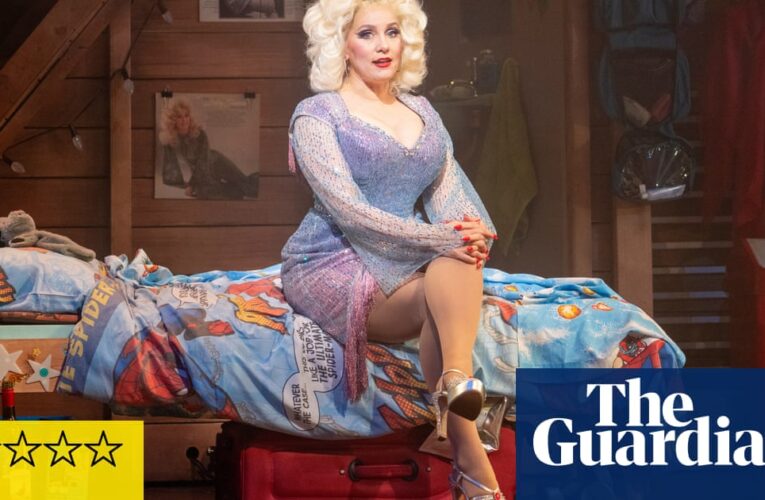 Reseña Aquí vienes de nuevo: el musical de Dolly Parton carece de chispas bajo los musicales Sparkles