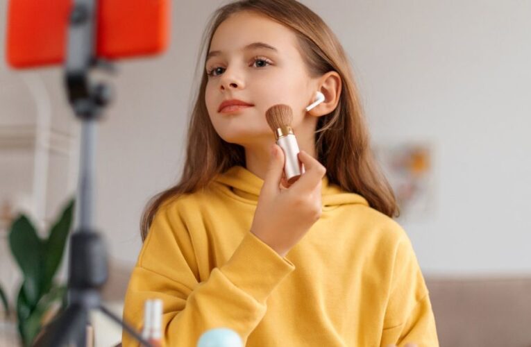 El ‘punto de crisis’ de las redes sociales para las jóvenes por las tendencias en el cuidado de la piel, advierte un dermatólogo