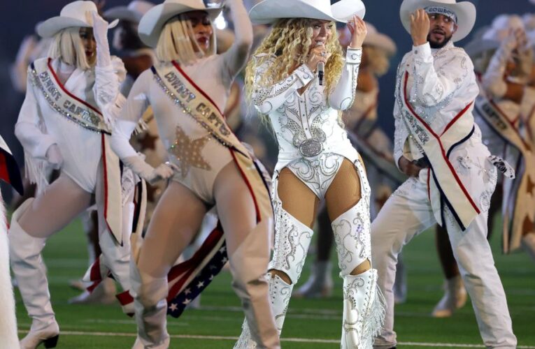 El espectáculo de medio tiempo navideño de Beyoncé enloquece a los fanáticos con un invitado inesperado