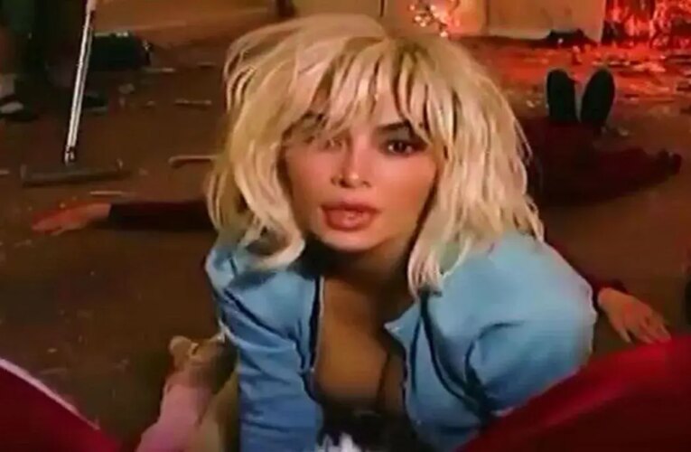 Kim Kardashian publica video ‘incómodo’ para su cover del clásico navideño