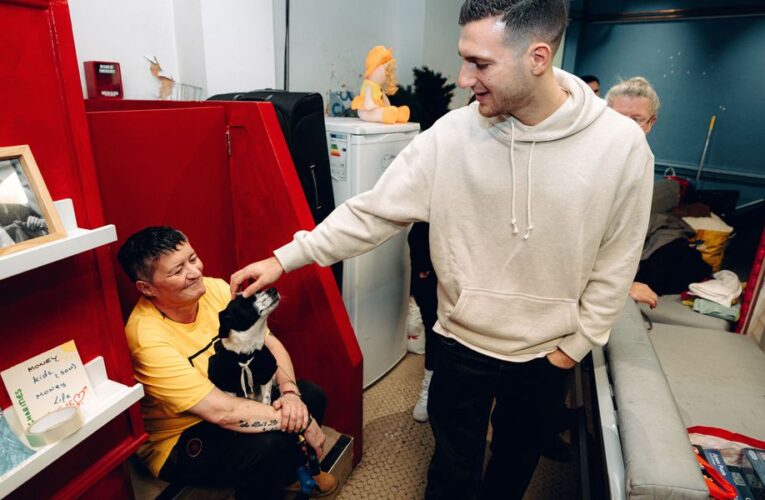 La estrella del Manchester United pasó Nochebuena ayudando a las personas sin hogar