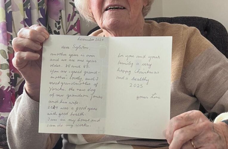 Bisabuela recibió una tarjeta de Navidad de un amigo por correspondencia alemán durante 76 años