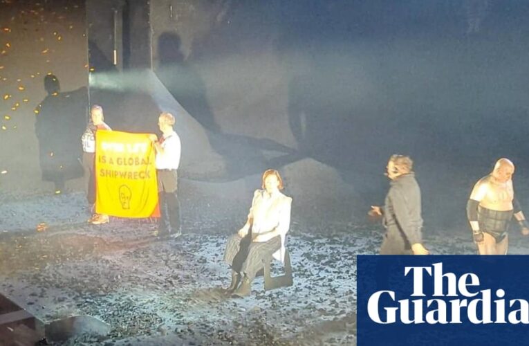 Los trabajadores petroleros solo evitan el rendimiento de Signey Weaver en Tempest – Video