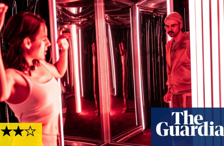 Revisión del personal: Teatro de eventos conmemorativos con fragmentos de un mundo distante el teatro