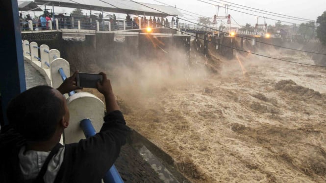 Alerta de Katulampa 1, los trabajadores de BPBD Siagakan esperan inundaciones en 5 East Yakarta