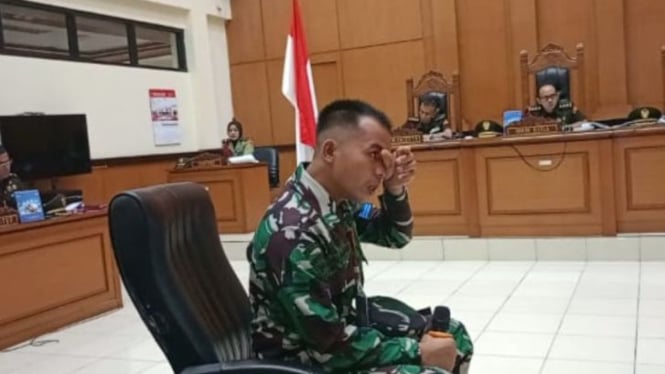 Lágrimas de lamentables, tirador de la Marina Indonesia que llora al alquiler de alquiler en un tribunal militar