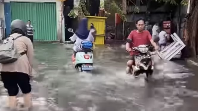 Las inundaciones en Yakarta todavía estaban abrumadas 31 RT, miles de residentes fueron desplazados debido