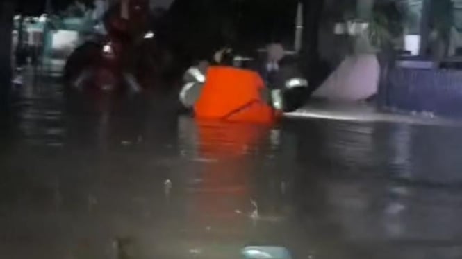 Dipk estaba rodeado de inundaciones antes del Sahur, la altura alcanzó 1,5 metros