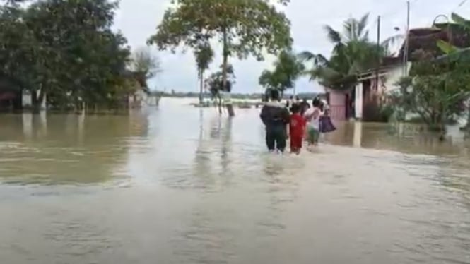 La presa del río Tontong se derrumbó, Grabogan se inundó en el centro de Java, varios cientos de casas