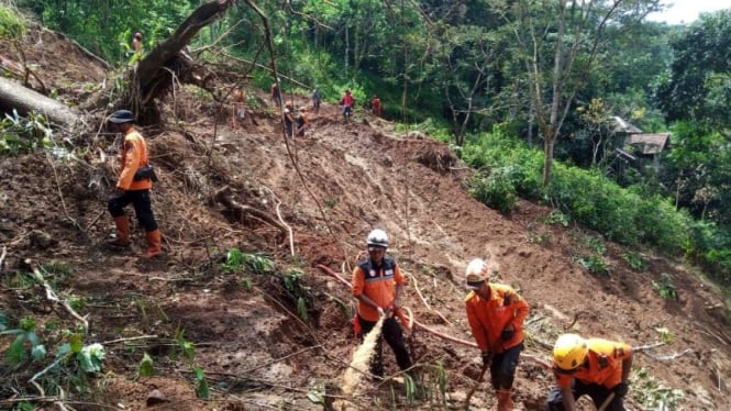 Cinco personas mataron y perdieron cuatro debido a inundaciones y deslizamientos de tierra en Sukabumi