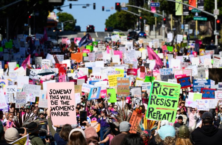 Miles de personas en todo el país participaron en la procesión para el Día Internacional de la Mujer.