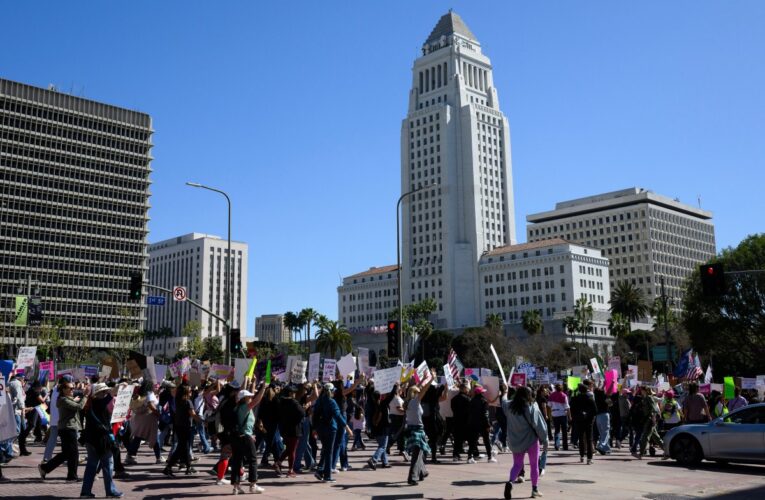 En el Día Internacional de la Mujer, miles de personas protestan en Los Ángeles