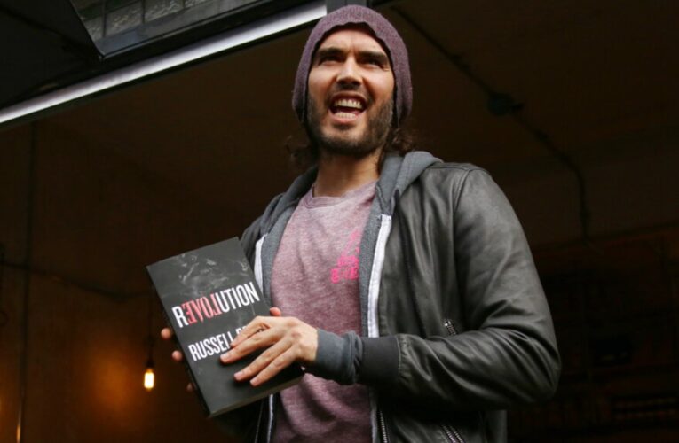 Russell Brand enfrenta la demanda de abuso en el Reino Unido