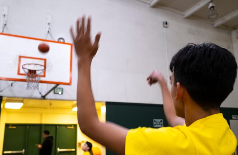 Actúan en el campamento de baloncesto en Omar Quintero en Los Ángeles
