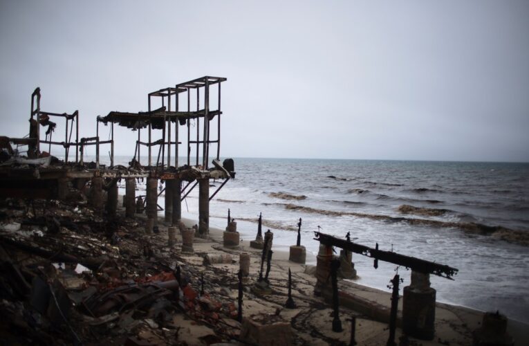 Sugieren evitar el agua de mar después del fuego en Los Ángeles