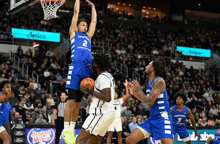 Los toros se suman al guardia Devin Hyde de Connecticut Central