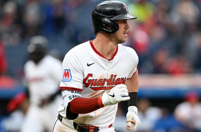 Nolan Jones golpea el jonrón de la liga pequeña en el juego Guardians-Angeles