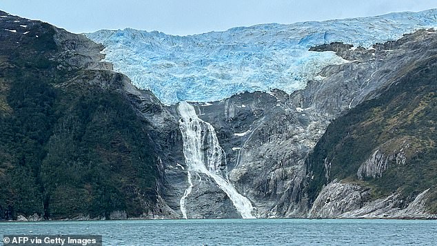 Aparatos ortopédicos chilenos para tsunami antártico con la extracción costera después de un enorme terremoto de 7.5 magnitud