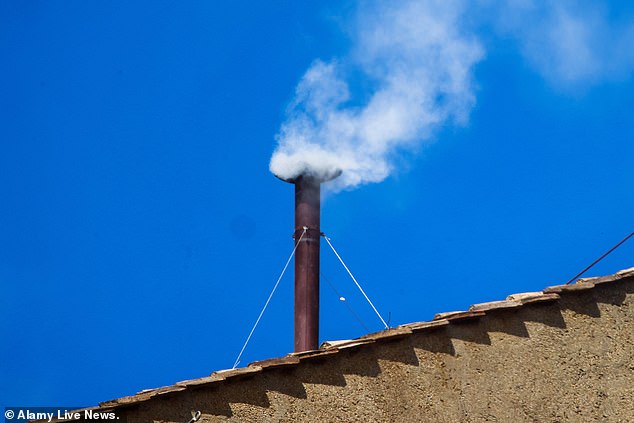 La confusión del Vaticano como humo blanco aparece desde la Capilla Sixtina hasta Bilo – Momentos de ‘No Pope’ de los momentos de la señal de humo negro