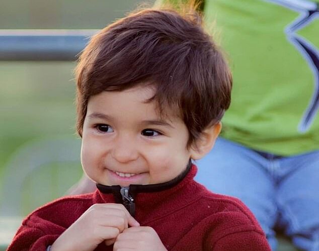 El niño que tiene miedo, de 7 años, muere en agonía ‘padres después de alimentarlo como una sustancia punible’