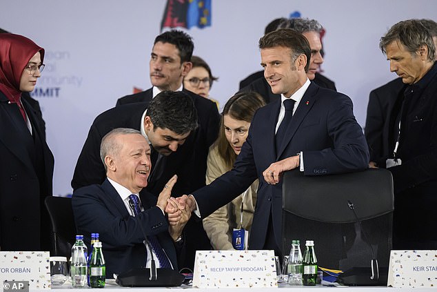 Los momentos extraños de Erdogan en la Cumbre Europea de Erdogan de Turquía se negaron a ir al dedo de Emanuel Macron y al ‘movimiento de poder’
