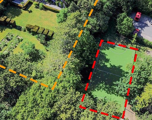 Los niños patean repetidamente al fútbol en un jardín, violando la ley, dice el juez después de un par de dólares de la casa al lado de la ‘inmersión’ 5