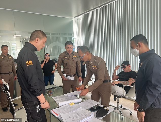 Dos fugitivos británicos fueron arrestados en hoteles y bares en White Lotus Island en Tailandia, diez años después de robo a mano armada y fraude