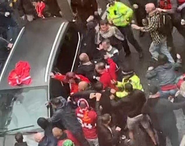 El conductor que atravesó el desfile de la victoria del Liverpool fue “padre casado de tres comerciantes”: los “vecinos” de los sospechosos colisionaron con las colisiones de sus vecinos mientras la policía continuaba preguntando.