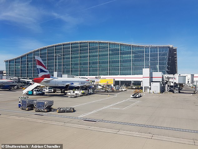 La terminal del aeropuerto de Heathrow ha sido eliminada como ‘sospecha de investigación del paquete’ a tres policías