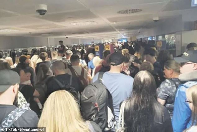 Condiciones de “inhumano” en los aeropuertos españoles: las familias británicas quedaron atrapadas en el pasaporte de Tenriff ‘niños forzados a respirar’