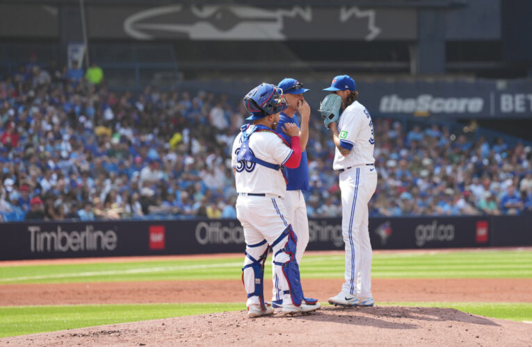 Kevin Gausman envía mensajes como montaje de llamada para Blue Jess