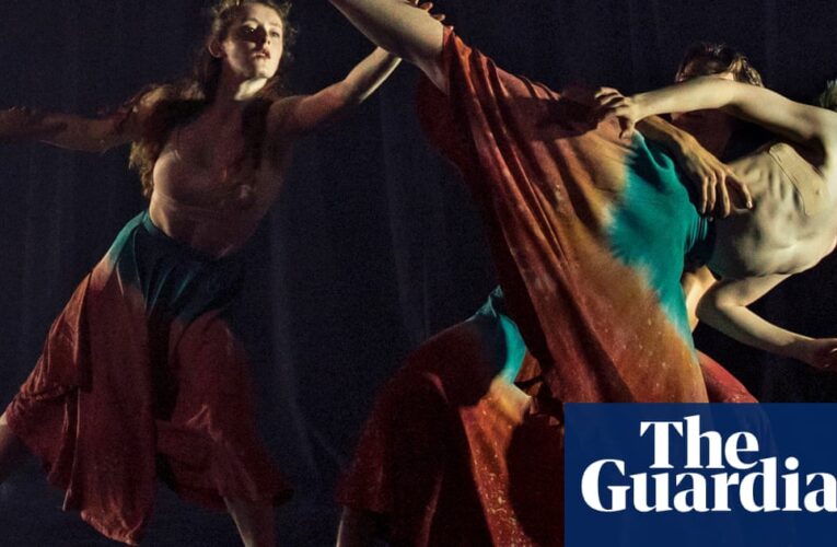 ‘La sangre es un látigo’: el pasado del mágico espectáculo de brujas de la camiseta ha regresado versificando el pasado. Baile