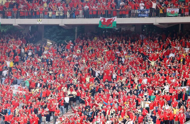 Belgium-Wales Soccer llevado al Hospital de Fans después de leer desde el stand durante el partido de fútbol