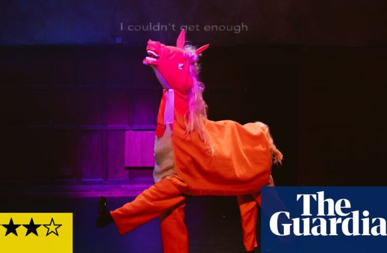 Grueso y apretado: Revisión del comportamiento natural: caballos de panto de Donald Orange con un giro de los caballos al juego Cabare. Escenario