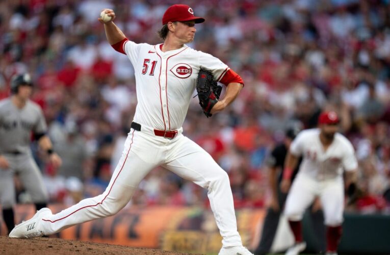 El cantante de Brady Nine Yankei golpeó el bateador