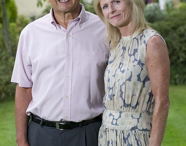 El antiguo magnate-magnate Gerald Rantner llama a sus productos ‘Total C ** P’ también traza la oferta para devolver a la antigua empresa