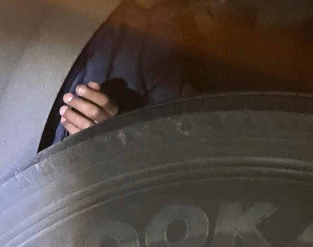 En este momento se han descubierto dos inmigrantes ilegales en las ruedas de los entrenadores repletos de escolares británicos que regresan de Francia