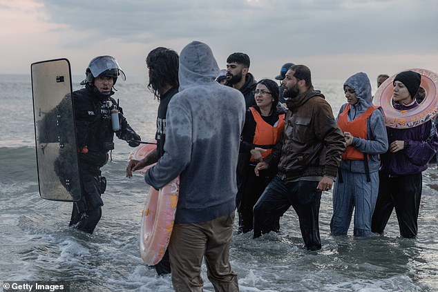 Starmer de cuidado obligó a Emmanuel Macron a pedir algo más para detener los barcos porque en solo cuatro días 1,500 canales migrantes excede el canal