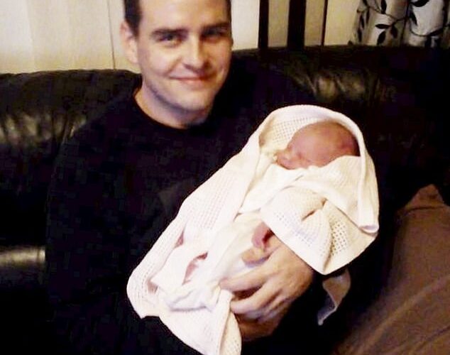 La hija de la víctima es unos minutos después de que la conoció como un bebé en el día de su padre, atraerla para ayudarla a mantener a sus asesinos en una carta mortal durante diez años después de la muerte.
