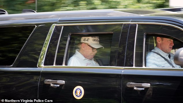 El consciente de la imagen, Donald Trump, de 79 años, llevaba gafas de lectura mientras estaba sentado en su presidencia de motcade