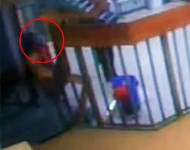 El último video de Jeffrey Epstein Alive: la cinta de los funcionarios de Trump Pedophil Financier publicó en Cail Walking Cells en Cell donde se suicidó