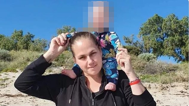 El molesto detalle es sobre la madre que escondió el embarazo de su pareja y luego dejó al bebé muerto detrás de un salón en una bolsa de basura.