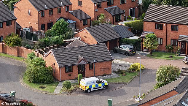 La niña de tres años murió y la policía fue arrestada bajo sospecha de asesinato