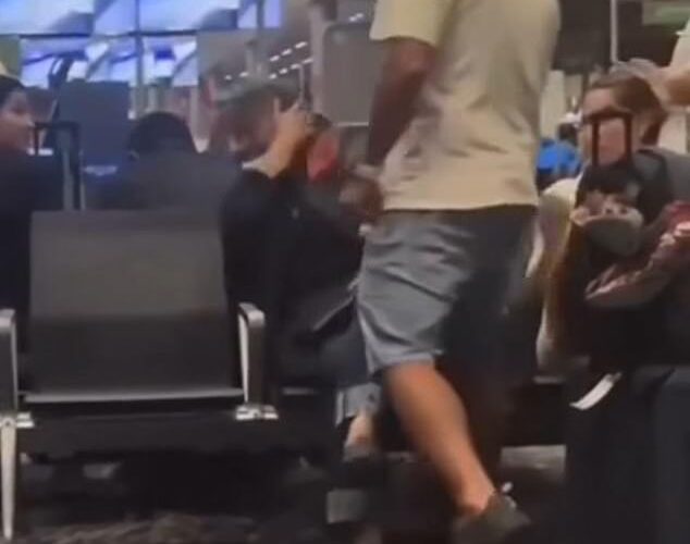 Después de una pelea en el aeropuerto después de la paliza de un hombre para negarse a salir del asiento de la esposa