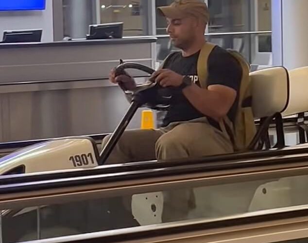 El hombre borracho, el hombre, roba carros de golf del aeropuerto y está pasando por la terminal