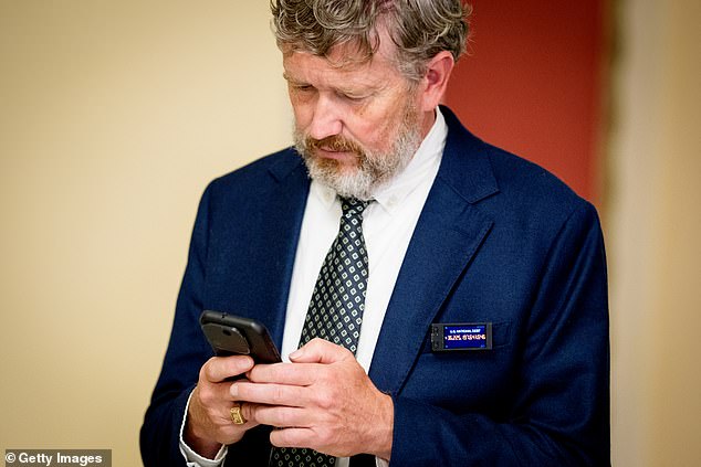 El republicano anti-Trump para derribar al presidente está dentro del extraño y potencial complot de Epstine de finales de transporte